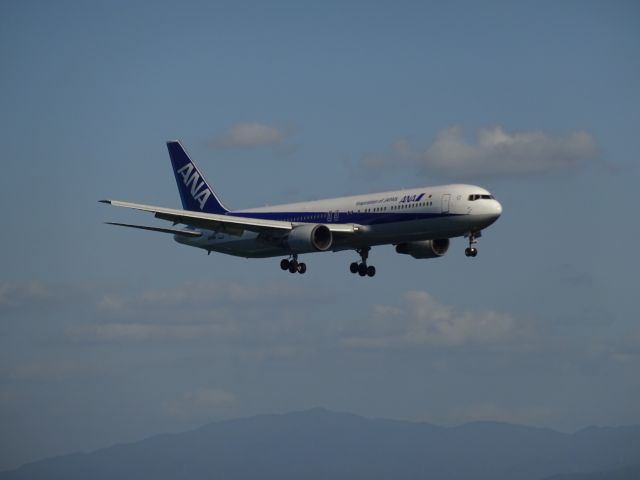 BOEING 767-300 (JA616A) - 関西空港にて撮影しました。