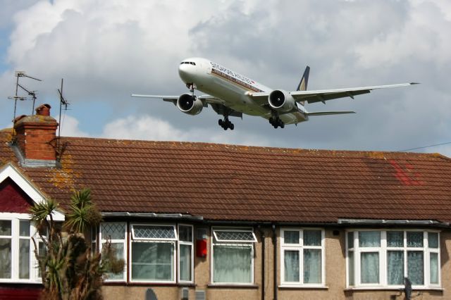 BOEING 777-300 (9V-SWT)