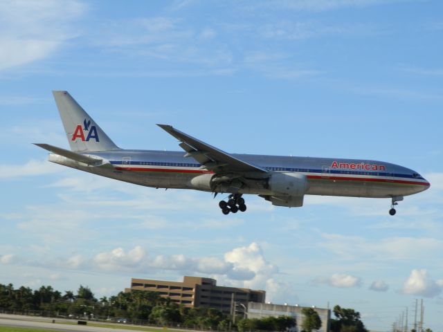 Boeing 777-200 (N754AN)