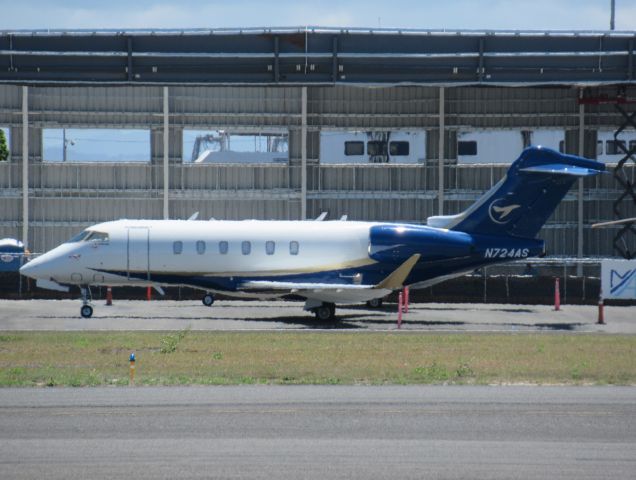 Bombardier Challenger 300 (N724AS)