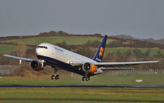 BOEING 767-300 (EI-UNC) - icelandair b767-3 ei-unc dep shannon for keflavik 22/12/15.