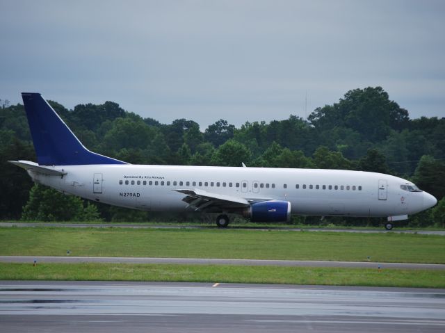 BOEING 737-400 (N279AD) - XTRA AIRWAYS arriving runway 20 at KJQF to pick-up NASCAR teams and shuttle to the race in Iowa - 6/8/13