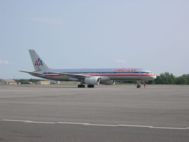 Boeing 757-200 (N612AA) - Parked on the south de-ice pad at KSYR due to bad weather in NYC.