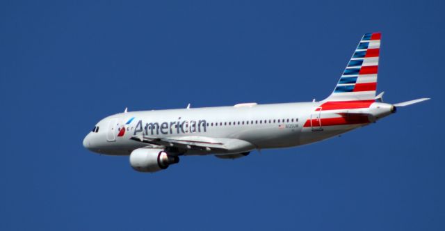 Airbus A320 (N125UW) - Shortly after departure is this 2009 American Airlines Airbus A320-214 in the Winter of 2021.