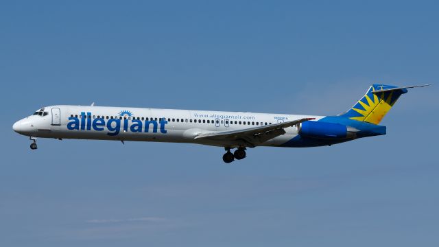 McDonnell Douglas MD-83 (N893GA) - Landing Rwy 21 Oct. 13, 2013