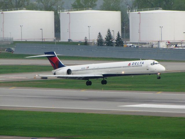 McDonnell Douglas MD-90 (N913DN)