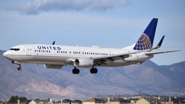 Boeing 737-900 (N69835) - United Boeing 737-924 (ER) (WL) on arrival for runway 17L at Colorado Springs Municipal Airport, Colorado