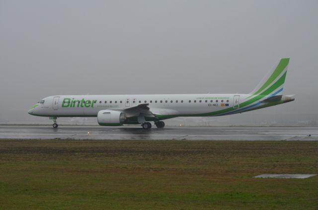 EMBRAER ERJ-190-400 (EC-NEZ) - EC-NEZ Landing At LEVX From GCXO (Under The Rain). 12-03-2022