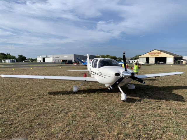 Cirrus SR-20 (D-ERTZ) - About to take off from La Rochelle to Egelsbach (EDFE)