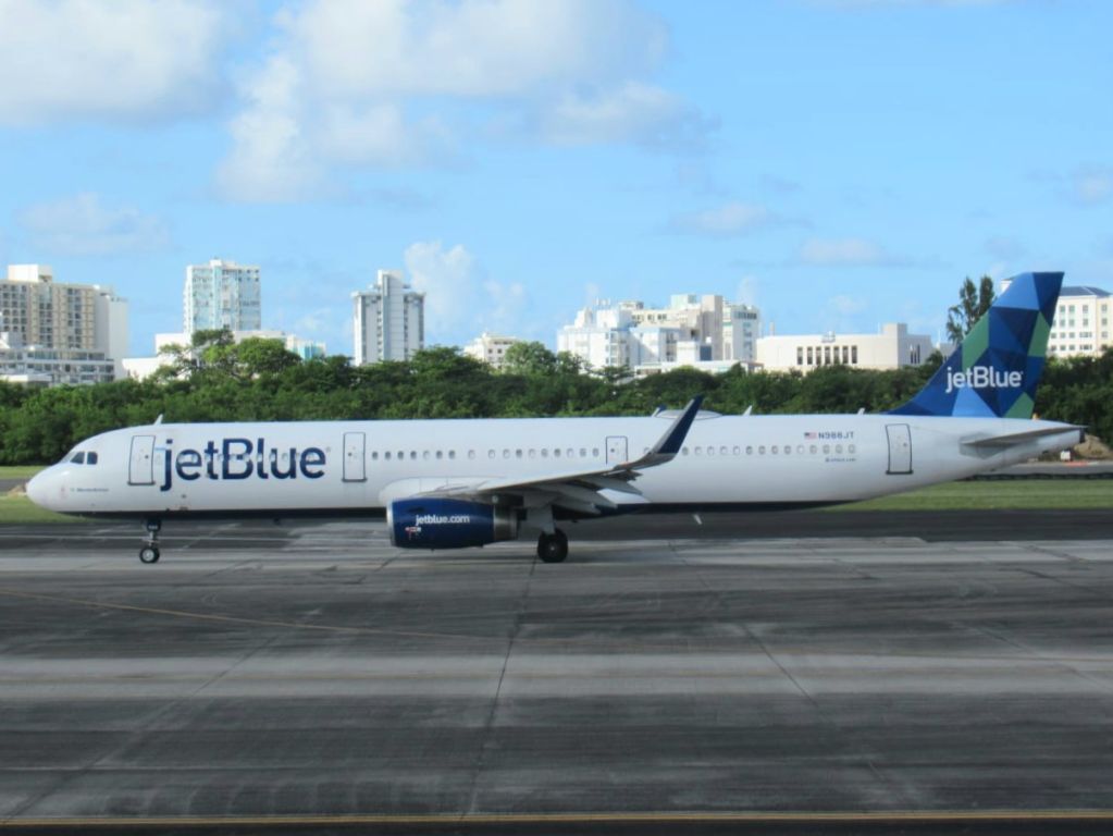Airbus A321 (N988JT)