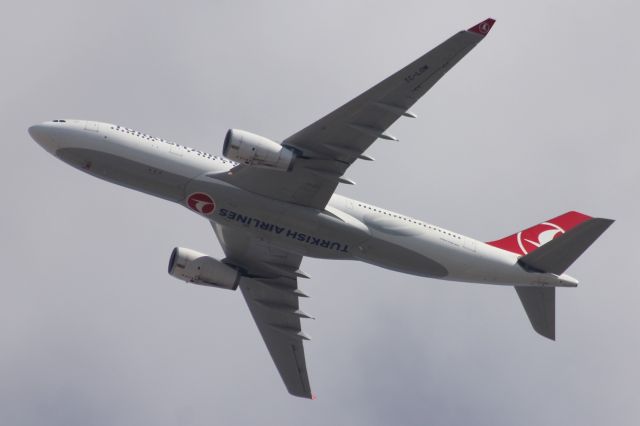Airbus A330-200 (TC-LOM)