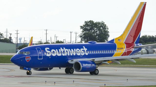 Boeing 737-700 (N938WN) - "Southwest Airlines University Coordination and Scheduling" stamp arriving on 4.br /7/15/17