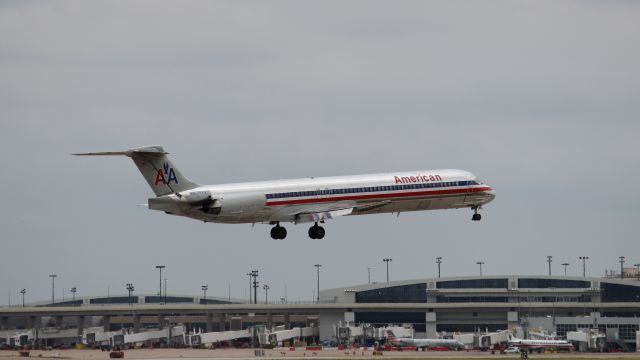 McDonnell Douglas MD-83 (N9622A) - Runway markings reflected near the nose.