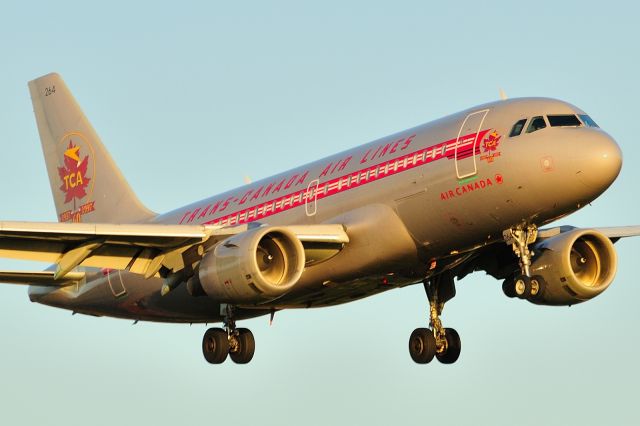 Airbus A319 (C-FZUH) - Arriving from YEG/CYEG on Rwy 25 at sunset.