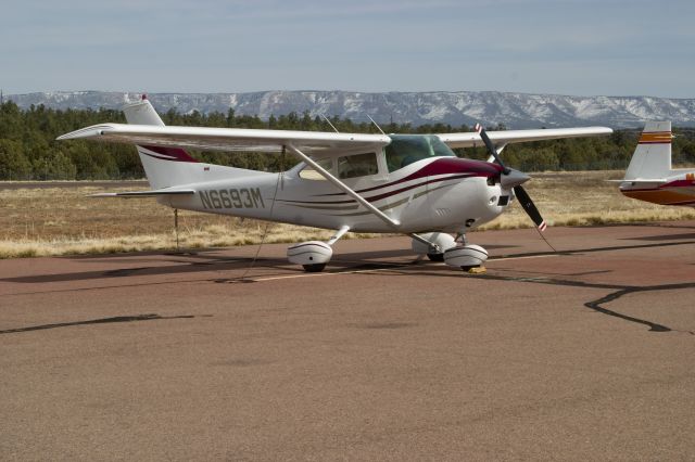 Cessna Skylane (N6693M)