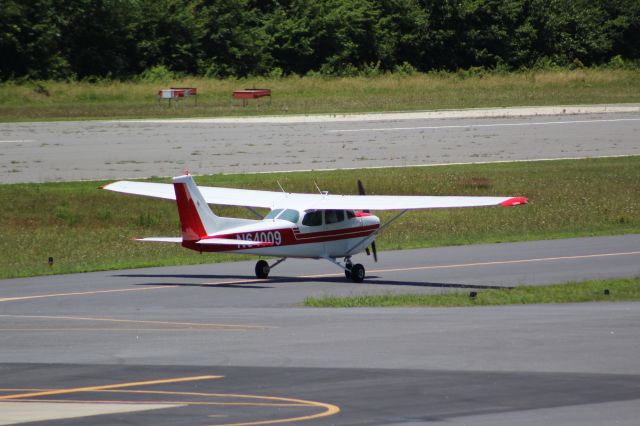 Cessna Skylane (N64009) - Taxiing 