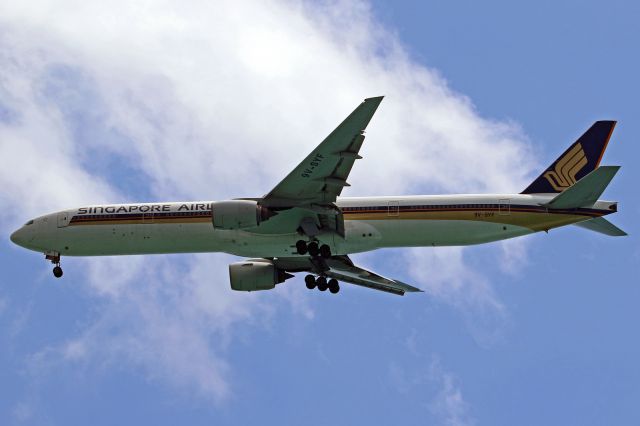 BOEING 777-300 (9V-SYF)