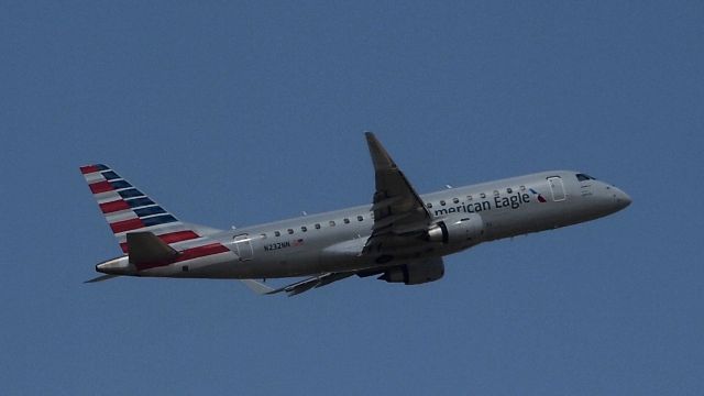 Embraer 175 (N232NN)