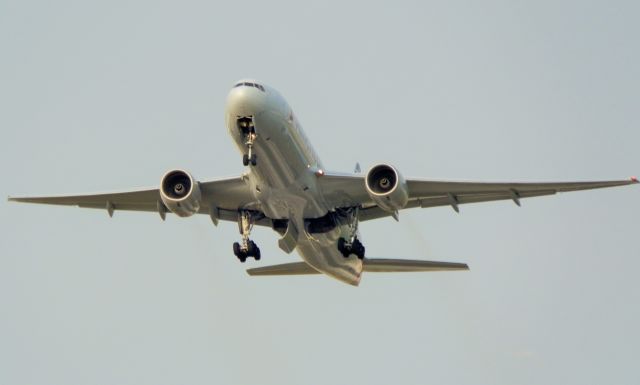 Boeing 777-200 (N758AN)