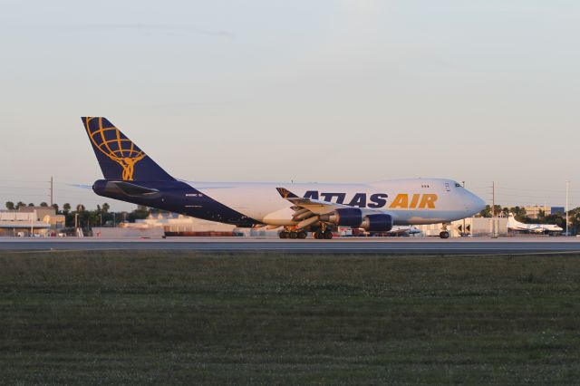 Boeing 747-400 (N499MC)