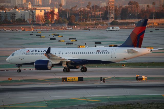 Airbus A220-300 (N324DU)