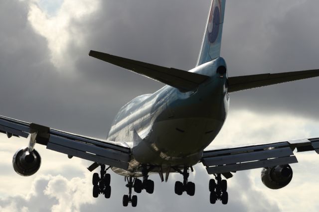 Boeing 747-200 — - Approaching LHR, runway 027L.