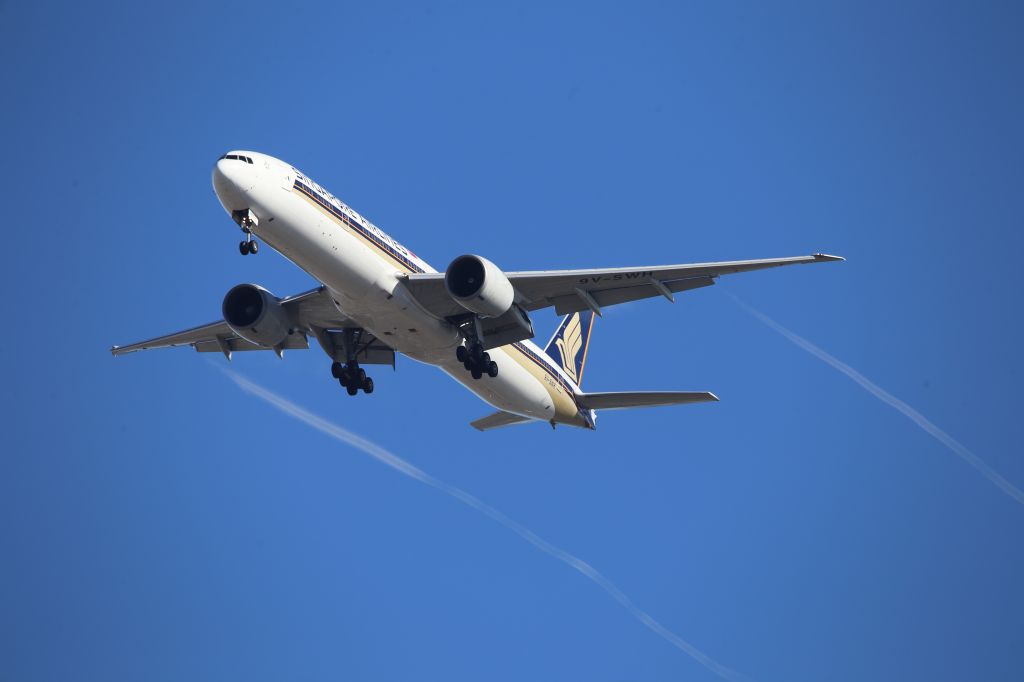 BOEING 777-300ER (9V-SWH)