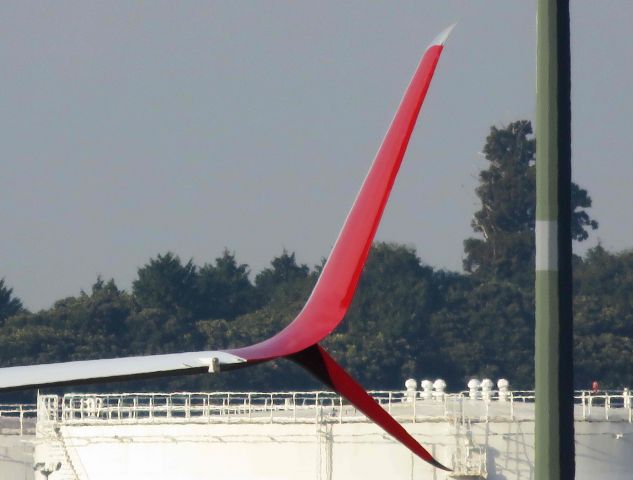 Boeing 737-700 (N737ER) - I take a picture on Dec 13, 2016.br /The asymmetry of left and right(^^)。br /Set of photos 4-3