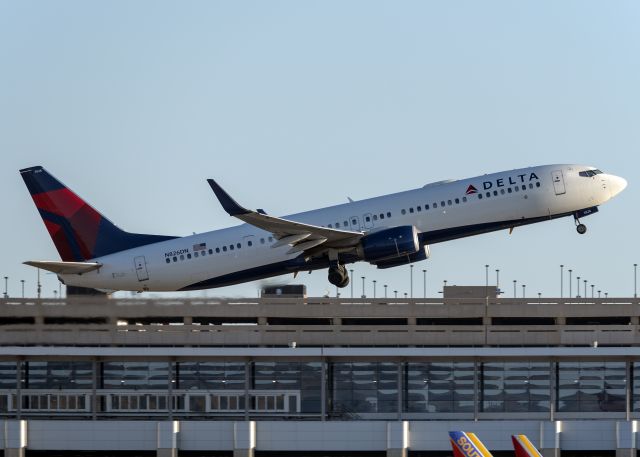 Boeing 737-900 (N826DN)