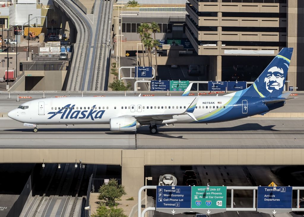 Boeing 737-900 (N278AK)