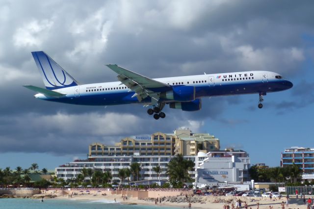 Boeing 757-200 (N585UA)