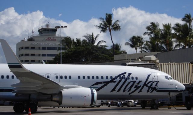 Boeing 737-700 (N577AS) - Alaska Airlines @ Honolulu International Airport