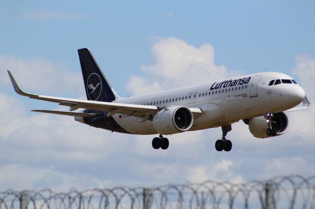 Airbus A320neo (D-AINO) - A Lufthansa A320neo on final approach into LHR, landing on runway 27R.br /br /Location: Northern Perimiter Road, beside Runway 27R.br /Date: 26.08.22 (dd/mm/yy).