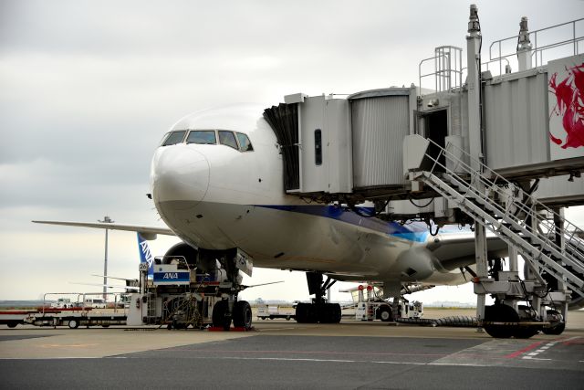 BOEING 777-300 (JA754A)