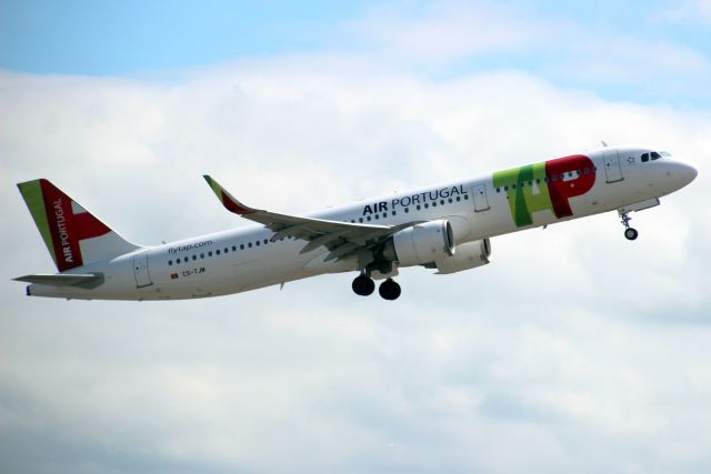 Airbus A321neo (CS-TJM) - Airborne off rwy 27L on 22-Jul-19 operating flight TAP1359 to LPPT.