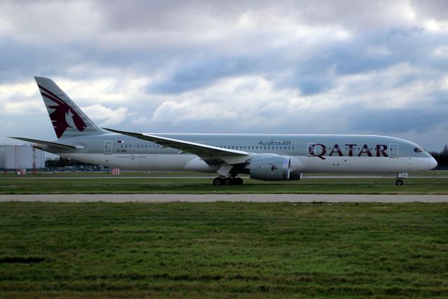 Boeing 787-9 Dreamliner (A7-BHD) - Taxiing to depart rwy 09R on 6-Jan-21 operating flight QTR8865 to OTHH via EIDW.
