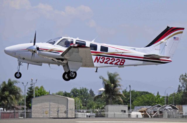 Beechcraft 55 Baron (N3222B)