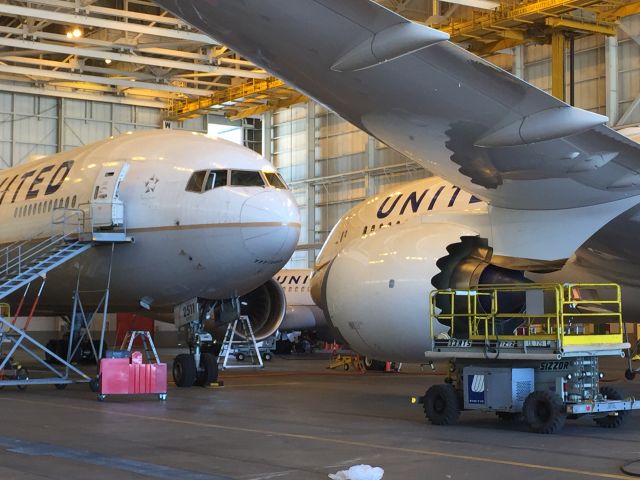 Boeing 787-9 Dreamliner (N38955) - A crowded United hangar! Behind a 777, N211UA, and a 787,  N38955, sits a tiny by comparison Airbus 319, N821UA.