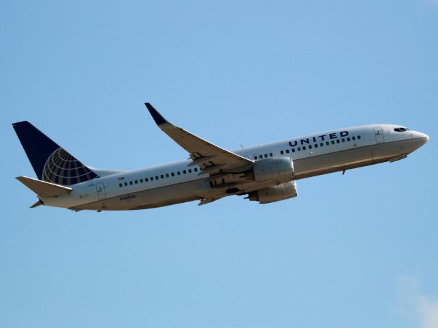 Boeing 737-800 (N14250)