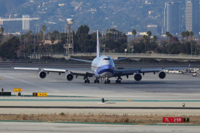 Boeing 747-400 (B-18207)