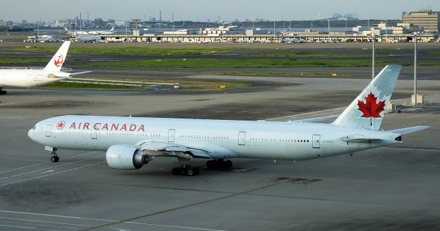 BOEING 777-300 (C-FITL)