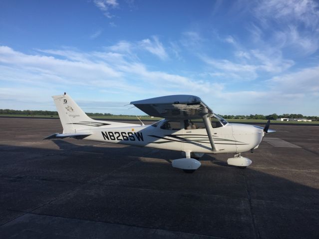 Cessna Skyhawk (N826SW)