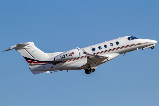 Embraer Phenom 300 (N330QS)