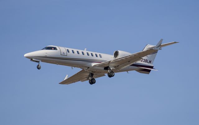 Learjet 45 (N238LM) - Runway 20R arrival @KDPA.