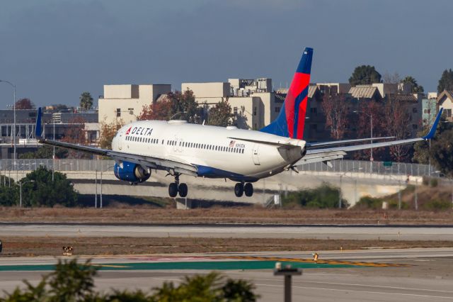 Boeing 737-800 (N390DA)