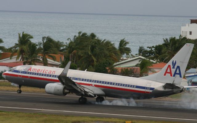 Boeing 737-800 (N921AN)