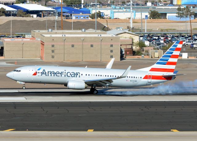 Boeing 737-800 (N930NN)