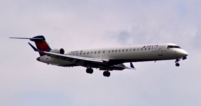 Canadair Regional Jet CRJ-900 (N478PX) - Delta Connection CRJ-900 on final for runway 29 at LaGuardia.