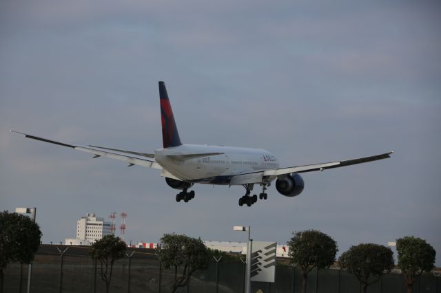 BOEING 777-200LR (N703DN)