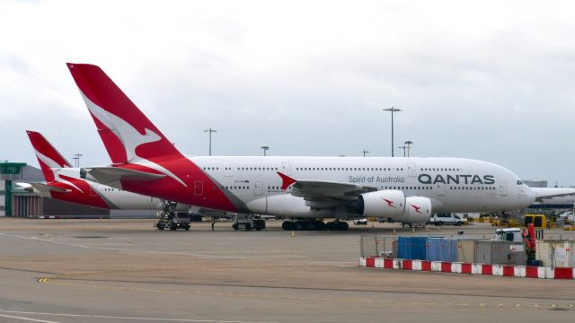 Airbus A380-800 (VH-OQB) - Qantas Airbus A380-842 VH-OQB in London Heathrow